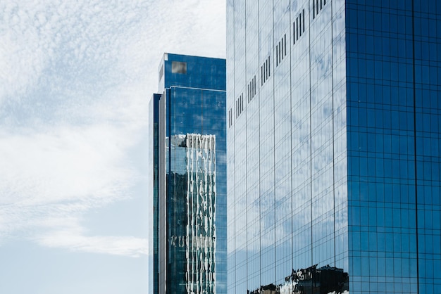 Grattacieli grandi edifici in vetro blu con riflessi esterni Primo piano vista laterale