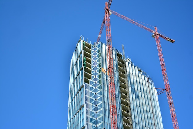 Grattacieli moderni in costruzione