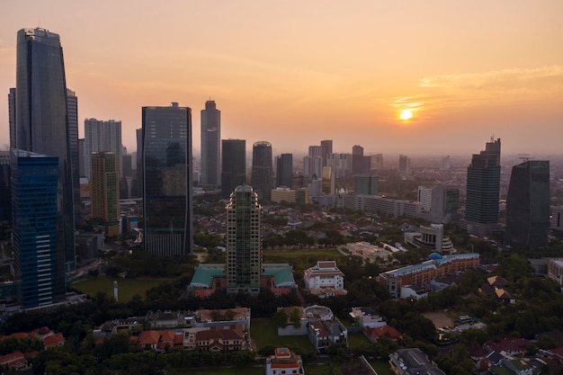 Grattacieli moderni nella città di Jakarta al crepuscolo
