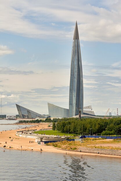 Grattacielo Lakhta Center sulla costa del Golfo di Finlandia a San Pietroburgo, Russia. Colpo verticale