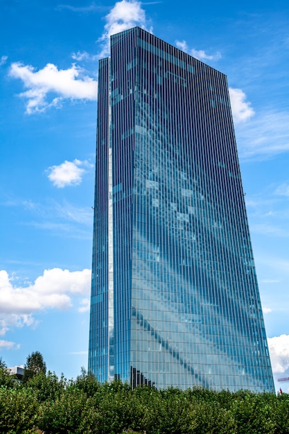 Grattacielo nella grande città che tocca il cielo blu