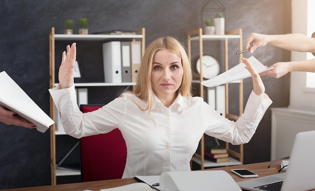 Grave imprenditrice stanca che si rifiuta di firmare documenti in ufficio