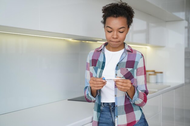 Gravidanza indesiderata Un'adolescente frustrata si mette nei guai con il risultato positivo del test di gravidanza