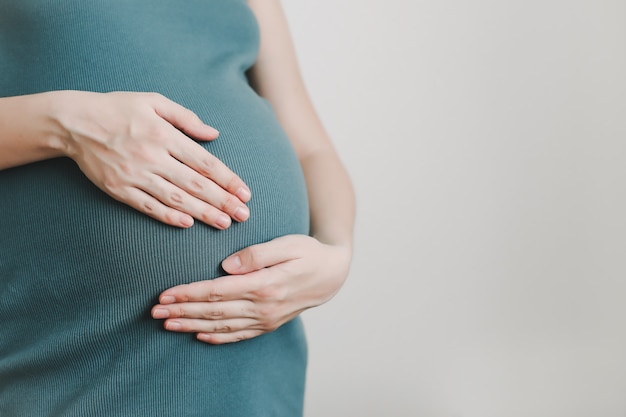 gravidanza maternità e concetto aspettativa donna incinta con grande pancia