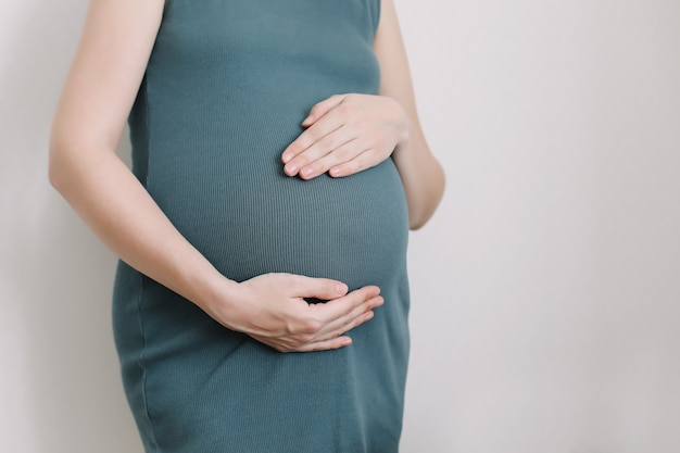 gravidanza maternità e concetto aspettativa donna incinta con grande pancia