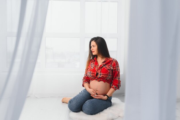 Gravidanza, maternità, persone e aspettativa - primi piani di felice donna incinta.