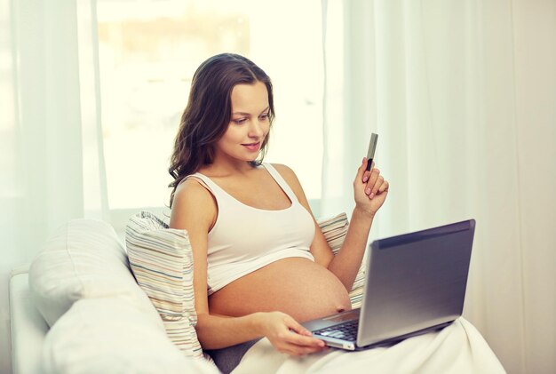 gravidanza, tecnologia, persone e concetto di aspettativa - donna incinta felice con laptop e immagine ad ultrasuoni a casa