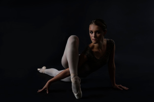 grazia e fascino della danza di una ballerina in uno studio fotografico