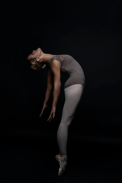 grazia e fascino della danza di una ballerina in uno studio fotografico