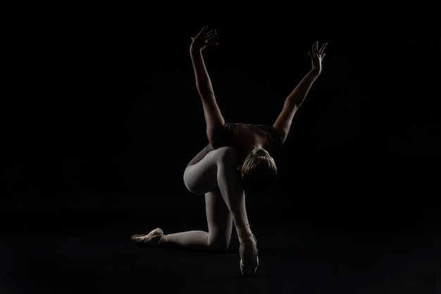 grazia e fascino della danza di una ballerina in uno studio fotografico