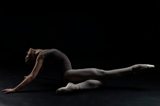 grazia e fascino della danza di una ballerina in uno studio fotografico