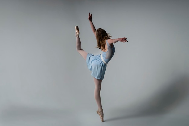 grazia e fascino di una ballerina che balla in uno studio fotografico