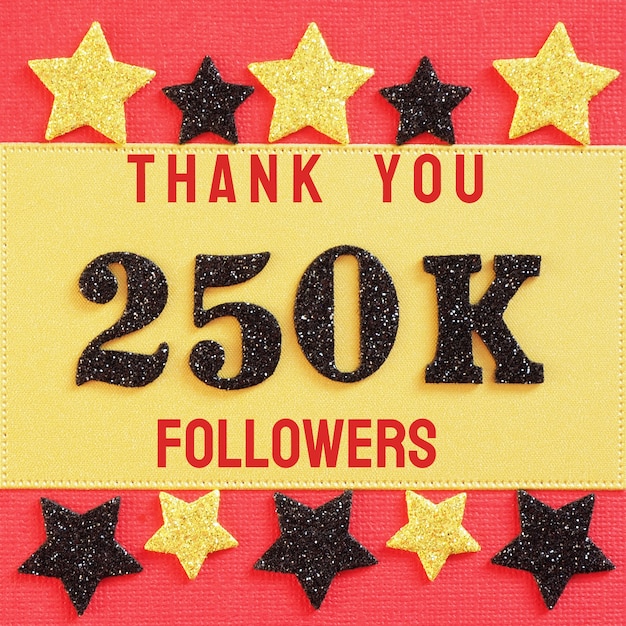 Grazie 250K, 250000 follower. messaggio con numeri neri lucidi su rosso e oro