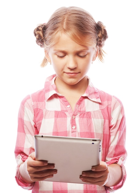 Graziosa bambina con un Tablet PC. Isolato su bianco.