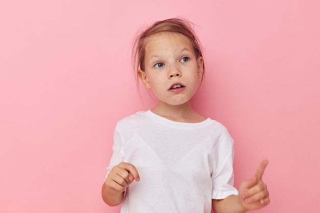 Graziosa smorfia ragazza in posa divertimento infanzia inalterata