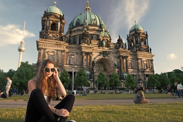 Grazioso gil seduto di fronte alla Cattedrale di Berlino che indossa occhiali da sole