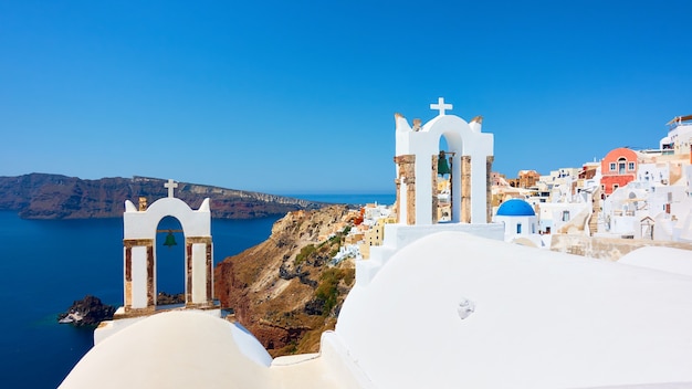 Grecia, isola di Santorini. Vista panoramica della città di Oia in riva al mare. paesaggio greco