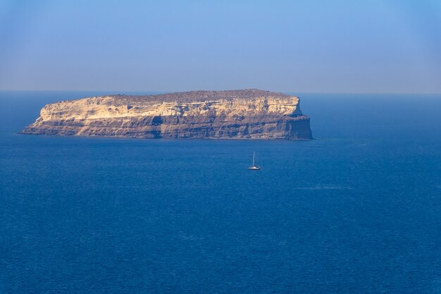 Grecia. Piccola isola rocciosa in una giornata di sole. Barca a vela. Vista aerea