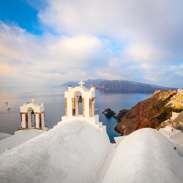 Grecia Santorini Composizione concettuale della famosa architettura dell'isola di Santorini Archi bianchi di campane e vista mare blu Isola di Santorini Grecia Europa