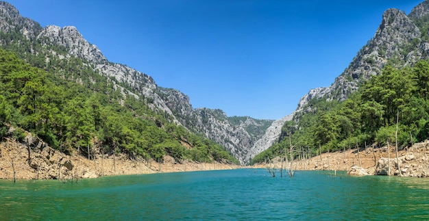 Green Canyon e il fiume Manavgat nelle montagne della regione di Antalya in Turchia in una soleggiata giornata estiva