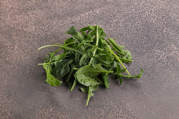 Green organic Arugula heap sullo sfondo