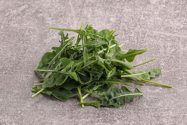 Green organic Arugula heap sullo sfondo