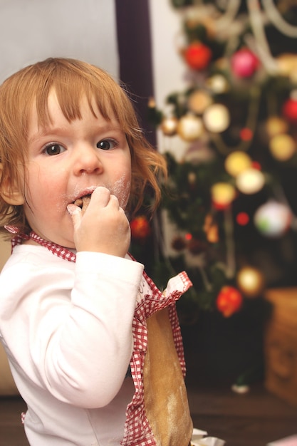 Grembiule dei bambini che cucina la cucina dei biscotti del pan di zenzero