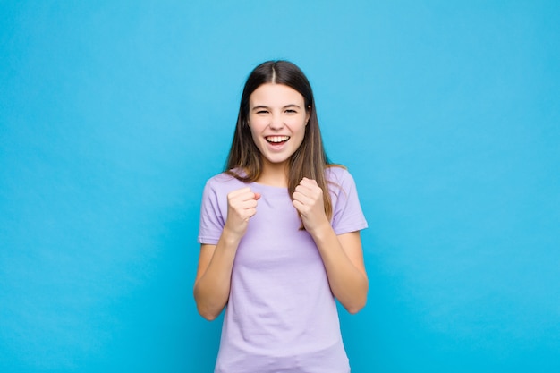 gridando trionfante, ridendo e sentendosi felice ed eccitato mentre celebra il successo