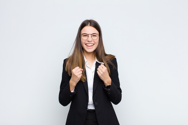 gridando trionfante, ridendo e sentendosi felice ed eccitato mentre celebra il successo