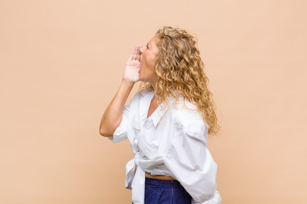 Gridare di vista di profilo della donna di mezza età