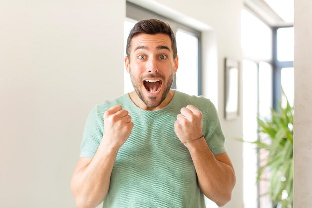 gridare trionfalmente, ridere e sentirsi felici ed emozionati mentre si celebra il successo