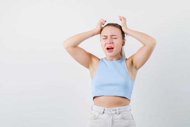 gridò ragazza sta mostrando il suo mal di testa su sfondo bianco