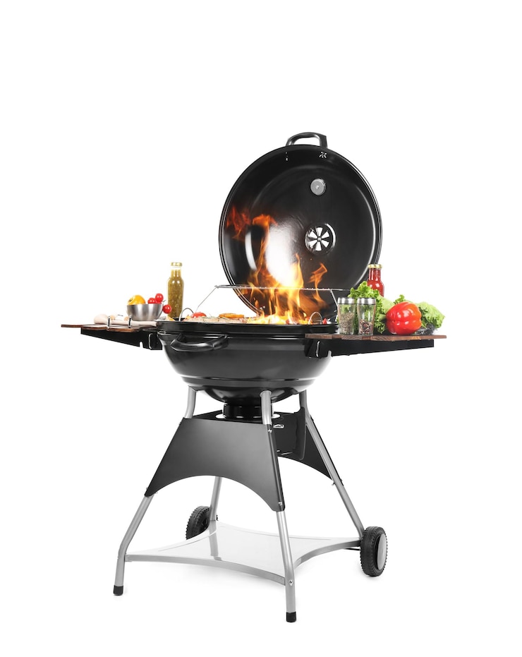 Foto griglia barbecue fiammeggiante con pasto di cottura su sfondo bianco