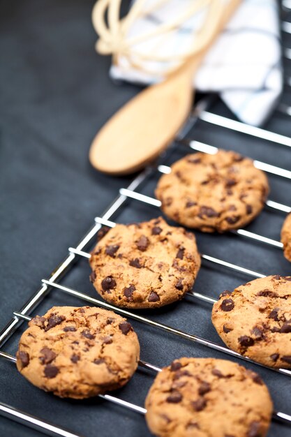 Griglia di cottura con biscotti al chokolate.