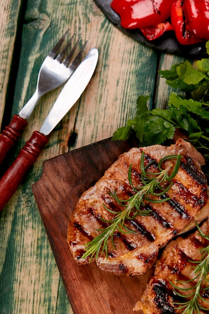 Griglia di maiale bistecca sul tagliere di legno