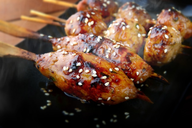 Griglia di polpette giapponese o tsukune.