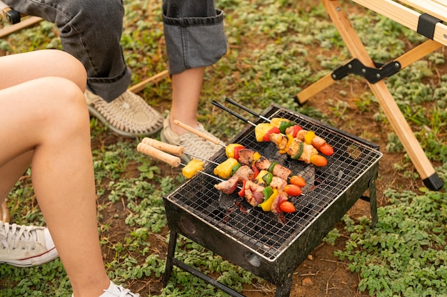 Griglia per barbecue in primo piano in campeggio