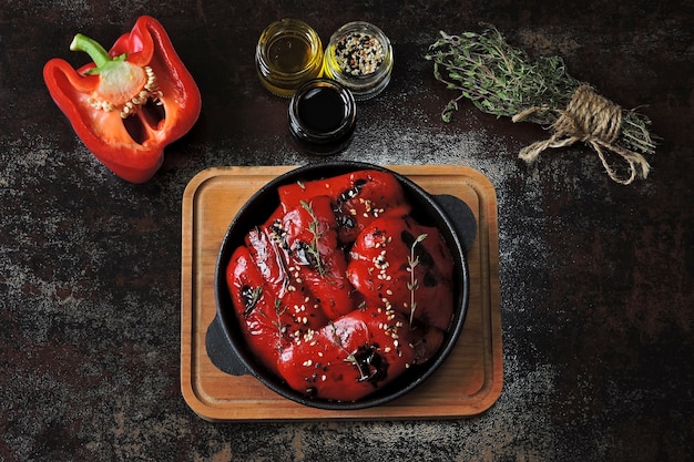 Griglia rossa della paprica in una padella del ghisa. Snack salutare. Pranzo vegano