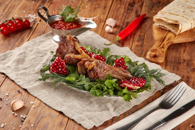 Grigliata di agnello rack barbecue, sullo sfondo di legno