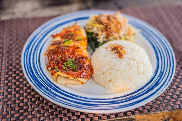 Grigliata di calamari con riso. Cucina balinese Indonesia.