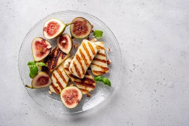 Grigliata di formaggio Halloumi fichi freschi frutta mandorle e miele