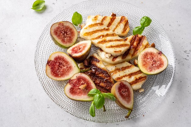 Grigliata di formaggio Halloumi fichi freschi frutta mandorle e miele