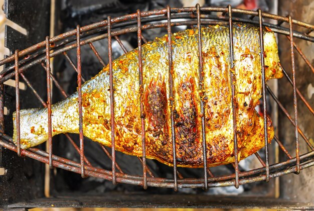 Grigliata di pesce alla griglia cotta sul fuoco barbecue