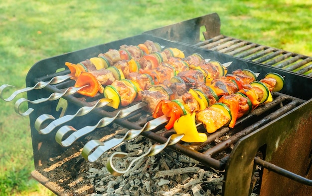 Grigliata di verdure e carne. barbecue di peperoni di maiale alla griglia