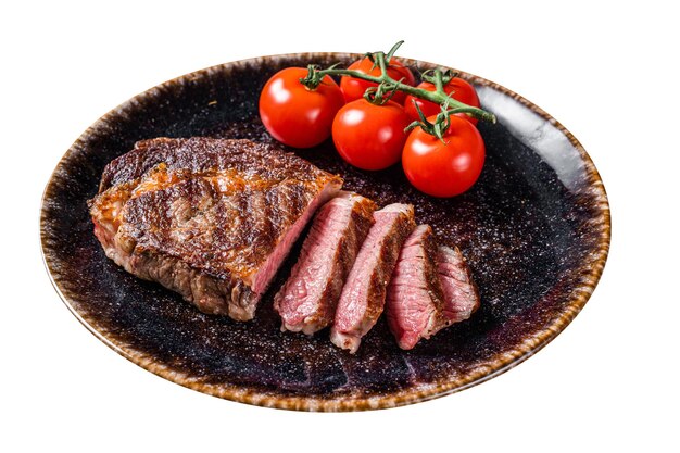 Grillato rib eye steak ribeye manzo carne marmellata su un piatto con pomodoro Isolato su sfondo bianco Vista superiore