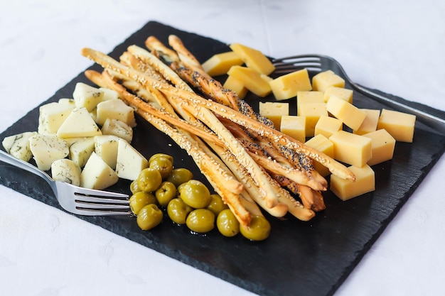 Grissini al piatto di formaggi