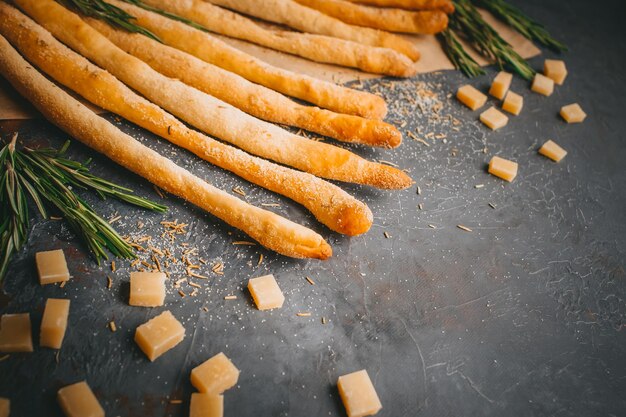 Grissini, cibo italiano su sfondo scuro