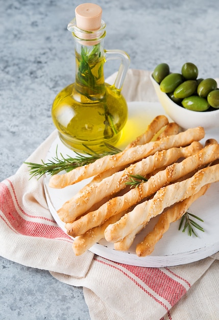 Grissini con semi di sesamo - tradizionale spuntino italiano, messa a fuoco selettiva, orientamento verticale