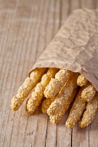 Grissini di pane con semi di sesamo