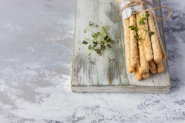 Grissini italiani o panini salati spuntino italiano fresco con semi di sesamo